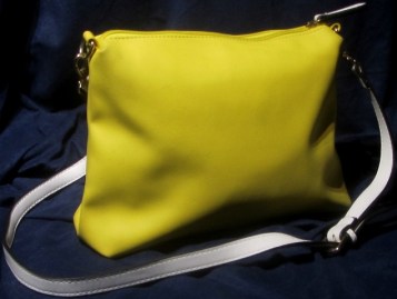 BOLSO AMARILLO 30X23X9CMS